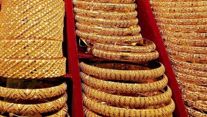 Gold Price Today-লক্ষ্মীবারে সামান্য পতন সোনার দামে, পকেটে চাপ অব্যাহত মধ্যবিত্তের