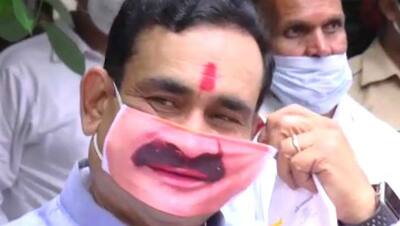 MP के गृहमंत्री ने पहना मूंछों वाला स्पेशल मास्क, देखते ही रह गए हक्के-बक्के..हर कोई कर रहा चर्चा