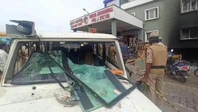 बेंगलुरु हिंसा: उपद्रवियों ने रातभर मचाया तांडव, गाड़ी-ATM तोड़े, थाने पर पत्थरबाजी कर लगाई आग; Photos