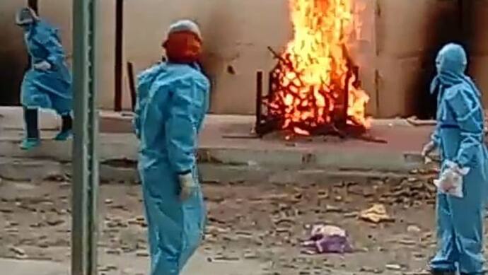 संक्रमित युवक के अंतिम संस्कार में चिता जलाते वक्त हुआ कुछ ऐसा, PPE किट पहने कर्मचारी जान बचाकर भागे
