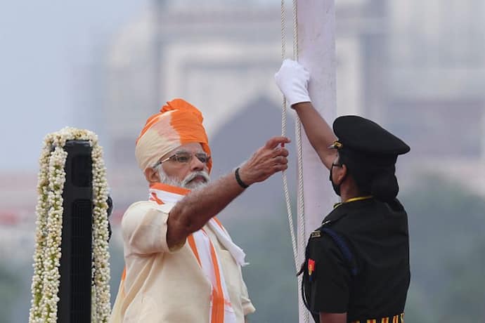 पंडित नेहरू से मोदी तक...जानें लाल किले पर किस पीएम ने सबसे ज्यादा बार किया ध्वजारोहण, किसकी स्पीच सबसे लंबी