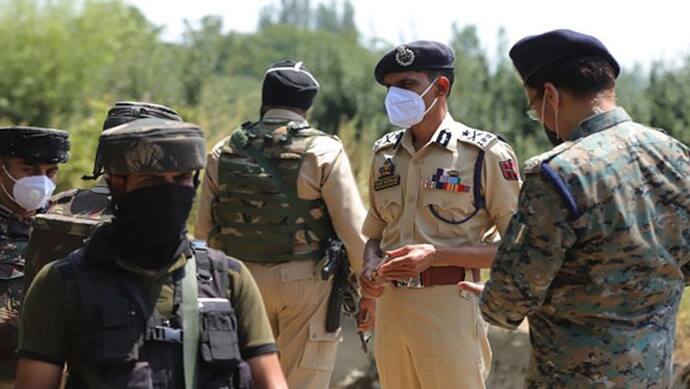कश्मीर: पुलिस पार्टी पर फायरिंग में 3 जवान शहीद, हमले के 5 घंटे के भीतर सुरक्षाबलों ने ढेर किए 2 आतंकी