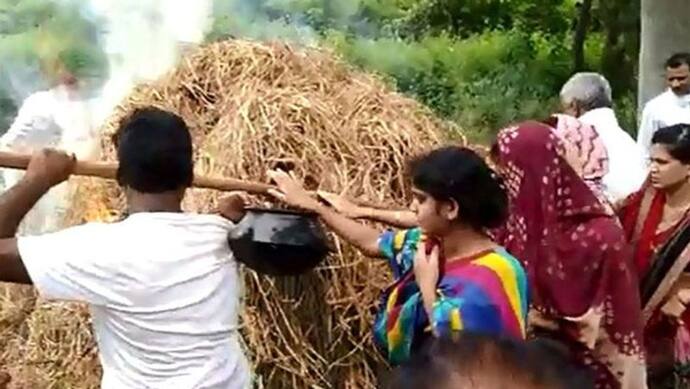 पंचायत के खिलाफ जाकर 4 बेटियों ने दिया अपनी मां को कंधा, यह देखकर झुक गए गांववाले