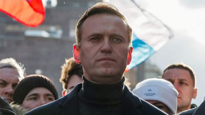 रूस: विपक्ष के नेता को जहर देकर मारने की कोशिश? पुतिन के कट्टर आलोचक रहे नवाल्नी वेंटीलेटर पर हैं