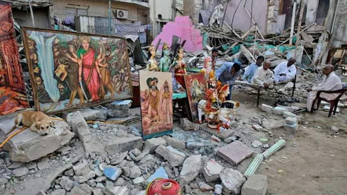पाकिस्तान में 100 साल पुराना मंदिर तोड़ा, 20 मकान भी गिराए; हिंदुओं ने कहा- हमें भारत भेज दो