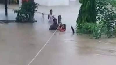 तस्वीरों में देखिए MP में बारिश की तबाही: रातभर पानी में फंसा रहा पूरा परिवार, कहा-आज तो मर ही जाते