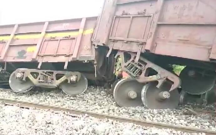 यूपी में डिरेल हो गई मालगाड़ी, पटरी से उतरे पांच डिब्बे, रेल मार्ग बाधित
