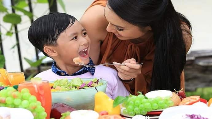 क्या आपका बच्चा करता है खाने में आना-कानी, इन 5 तरीकों से डालें हेल्दी फूड की आदत