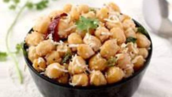 Sundal  This is the favoured snack of beach-goers in Tamil Nadu. It is a perfect antidote for all greasy, deep fried snacks on a rainy day. Chickpeas are sautéed with coconut in a mixture of curry leaves and spices and is served with filter coffee.