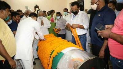 RJD ऑफिस नहीं गया रघुवंश प्रसाद सिंह का शव, अंतिम यात्रा में भावुक समर्थकों का लगा तांता