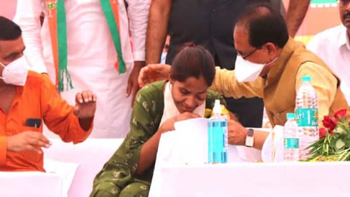 भरे मंच पर एक लड़की CM शिवराज के पैरों में गिरकर फूट-फूटकर रोई, उसका दर्द सुन मुख्यमंत्री हुए भावुक