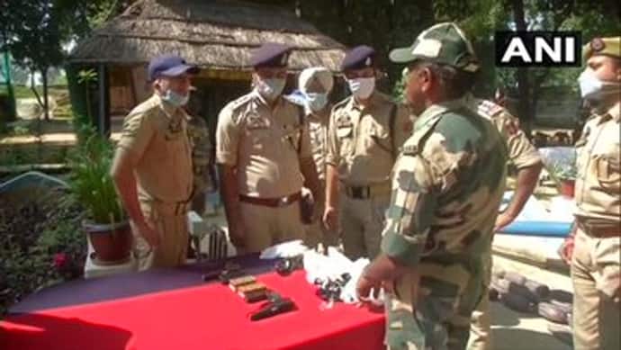 जम्मू कश्मीर में बीएसएफ को अंतर्राष्ट्रीय सीमा से मिले नशीले पदार्थ और हथियार, पाकिस्तान कर रहा तस्करी