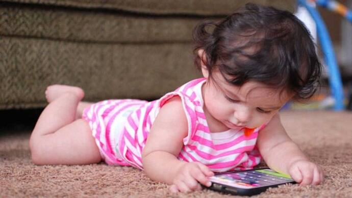 छोटे बच्चों को कभी नहीं दें खेलने के लिए समार्टफोन, हो सकते हैं ये 5 बड़े नुकसान