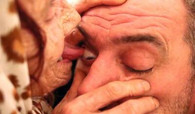 जीभ से चाटकर लोगों की आंखें साफ करती है ये महिला, थूक से मार गिराती है बड़ी-बड़ी बीमारियों के कीटाणु