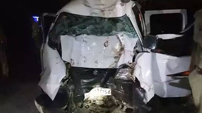 यूपी के बहराइच में पेड़ से टकराई बेकाबू कार, 4 लोगों की दर्दनाक मौत