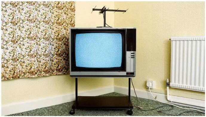 बाबा आदम के जमाने की TV भी बन जाएगी Smart, कमाल का है ये सस्ता जुगाड़ !