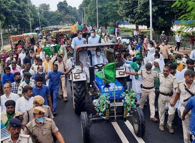 बिहार चुनाव के तारीख ऐलान से पहले RJD का कृषि बिल के बहाने शक्ति प्रदर्शन,सड़क पर ट्रैक्टर चला रहे तेजस्वी