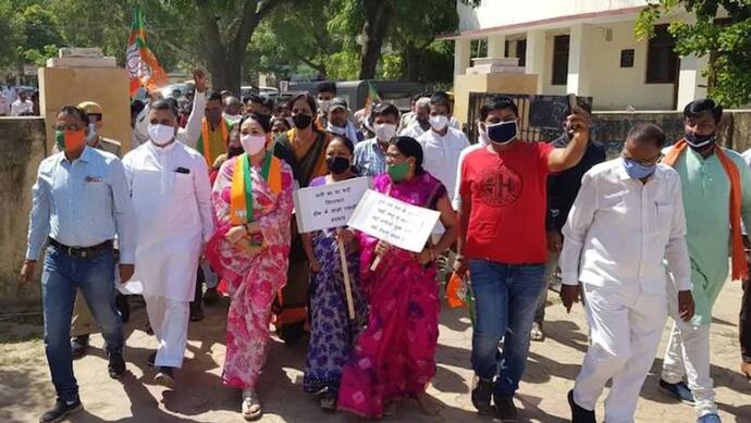 राजस्थान में रेप की घटना के विरोध में भाजपा का विरोध प्रदर्शन, वहीं हाथरस में विपक्ष लगातार हमलावर