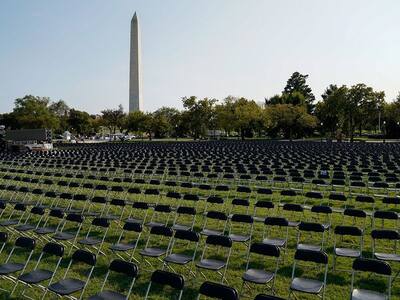 कोरोना : अमेरिका में 2 लाख लोगों की मौत, व्हाइट हाउस के पास 20 हजार खाली कुर्सी रखकर दी गई श्रद्धांजलि