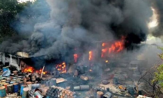 कानपुर पेंट फैक्ट्री में लगी भीषण आग: एक के बाद एक हुए 50 धमाके..सामान छोड़ घरों में जा छिपे मजदूर