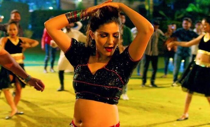 Sapna Choudhary ने शर्ट पहनकर दिखाए हॉट डांस मूव्स, ये अंदाज बना देगा आशिक, देखिए Video