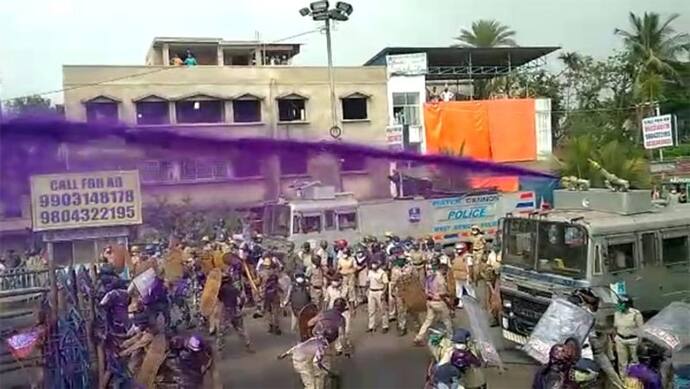 पं. बंगालः ममता सरकार के खिलाफ बीजेपी सड़क पर, कार्यकर्ताओं पर पुलिस ने फायर की ब्लू इंक