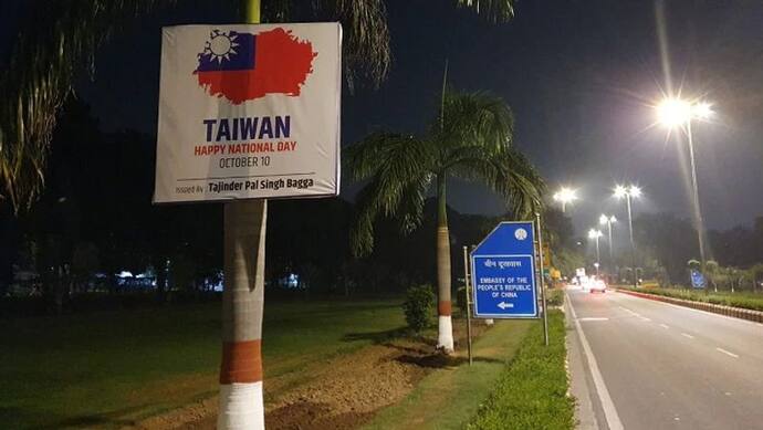 ताइवान के राष्ट्रीय दिवस पर दिल्ली में चीनी दूतावास के बाहर लगे बधाई वाले पोस्टर, बौखलाए चीन ने दी ये धमकी
