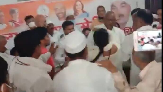 टिकट ना मिलने से नाराज महिला को कांग्रेस नेताओं ने पीटा, वीडियो हुआ वायरल