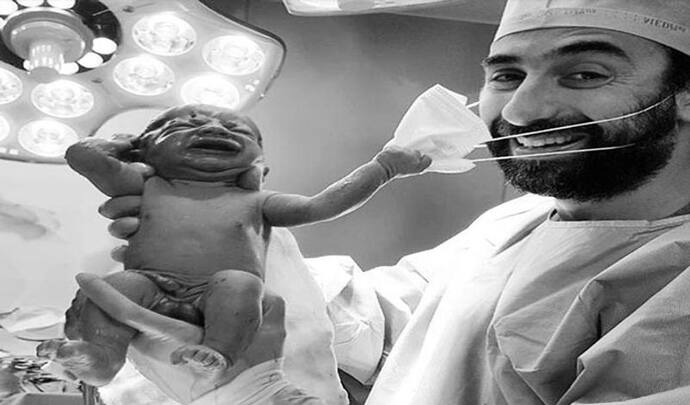 गर्भ से बाहर आते ही बच्ची ने खींच लिया डॉक्टर का मास्क, लोगों ने बताया कोरोना के खत्म होने का शुभ संकेत
