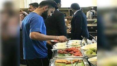 दुबई के महंगे होटल रूम में क्या खा रहे हैं भारतीय क्रिकेटर्स? तस्वीरों से हो गया खुलासा