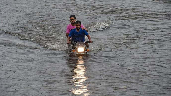 गुजरात: मौसम विभाग ने भारी बारिश की चेतावनी जारी की, कहा - समुद्र में जाने से बचें मछुआरे