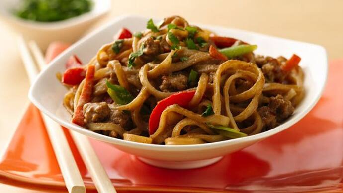 चीन में नूडल्स खाने से एक ही परिवार के 9 लोगों की मौत, 1 साल से फ्रीज में रखा था नूडल्स