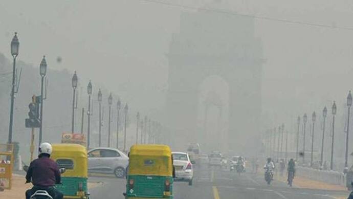 कोरोना के बाद अब दिल्ली पर भारी जहरीली हवा, बिना लॉकडाउन ही घरों में रहने को मजबूर लोग