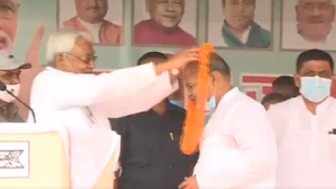 मुजफ्फरपुर में CM नीतीश कुमार की चुनावी सभा, नतीजों से पहले ही NDA प्रत्याशी को पहनाई जीत की माला