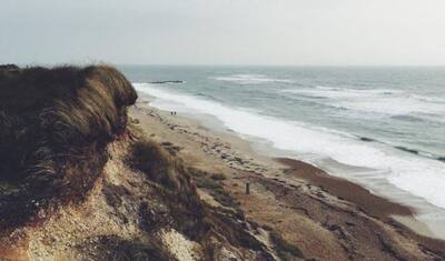 समुद्र किनारे कपल को मिला बेहद बदबूदार पत्थर, तस्वीर देखते ही तुरंत पुलिस ने कर दिया घर में क्वारेंटाइन