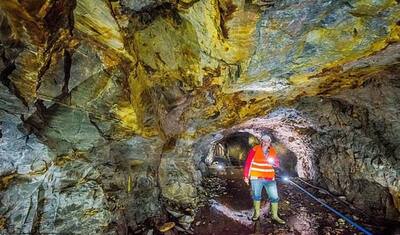 सालों से वीरान पड़े इस गुफा की दीवारें भी हैं सोने से बनी, अचानक ही इस देश में मिला सोना ही सोना
