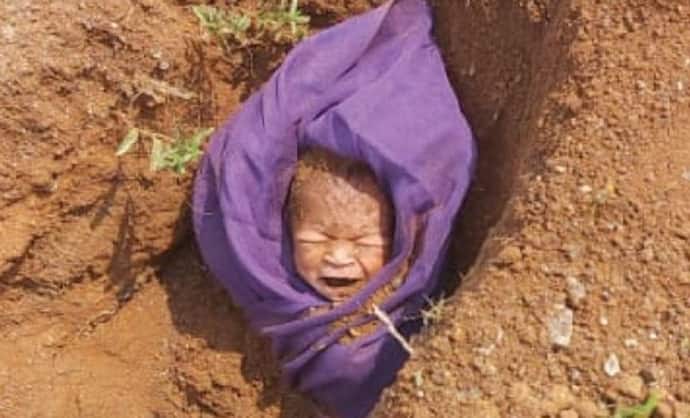 मर गई इंसानियत: 2 दिन के बच्चे को जिंदा दफना रहे थे, मासूम की चीखों से भी नहीं पसीजा हैवानों का दिल