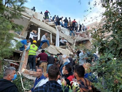 ताश के पत्तों की तरह ढहीं इमारतें, जान बचाने घर से बाहर निकले लोग; Photos में देखें भूकंप ने कैसे मचाई तबाही
