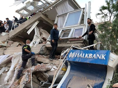 तुर्की: भूकंप के बाद रेस्क्यू में जुटे 1200 वर्कर्स, Photos में देखें कैसा नजर आ रहा 30 लाख आबादी वाला इजमिर
