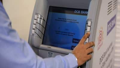 महंगा हुआ ATM से पैसा निकालना,  RBI ने बढ़ाई फीस, यहां देखें कितना बढ़ा चार्ज
