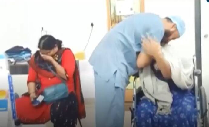शहीद की मां को डॉक्टर में नजर आया बेटा, गले लगते ही फफक-फफक कर रोने लगी, लोग बोले-इंसानियत जिंदा है