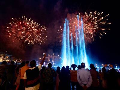 विदेशों में भी दिवाली की धूम: पटाखे, लेजर शो से... डांस तक, 20 Photos में देखें दुबई में कैसे मन रहा जश्न