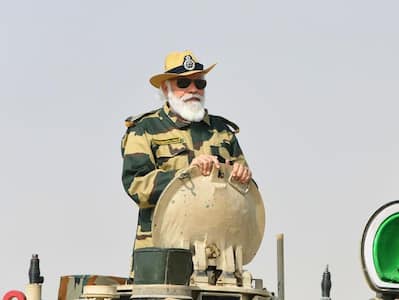 टैंक पर बैठकर आंकी ताकत, तो कभी दुश्मन को दिया कड़ा संदेश....तस्वीरों में देखें PM मोदी का अंदाज