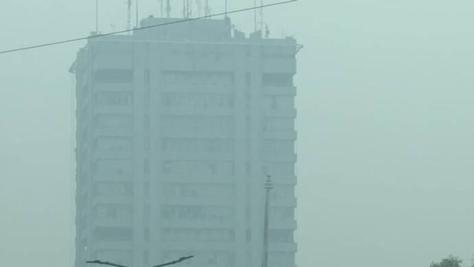 दिल्ली में बैन के बावजूद चले पटाखे, दिल्ली-एनसीआर में प्रदूषण 'गंभीर' स्तर पर पहुंचा