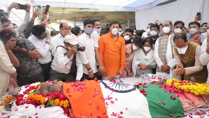 कैलाश सारंग को कंधा देते समय भावुक हुए शिवराज सिंह, राजकीय सम्मान के साथ हुआ अंतिम संस्कार