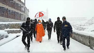 केदारनाथ की बर्फबारी में फंसे यूपी-उत्तराखंड के मुख्यमंत्री, 7 राज्य रहें अलर्ट