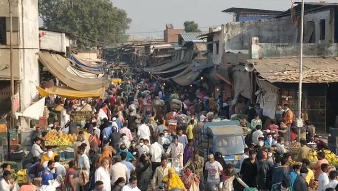 क्या ऐसे कंट्रोल होगा कोरोना: अहमदाबाद में जैसे ही फुल कर्फ्यू की खबर आई, बाजार में लग गई भीड़