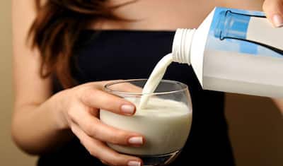 सुबह या रात, क्या है दूध पीने का सबसे सही समय? इन लोगों के लिए जहर बन जाता है दूध का गिलास