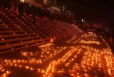 15 लाख दीयों से जगमग हो गए काशी के घाट, एक क्लिक में देखें भव्य देव दीपावली की 10 तस्वीरें