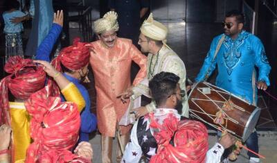 उदित नारायण के बेटे की सजी बारात, दूल्हा बने आदित्य पापा संग नाचते हुए पहुंचे अपनी दुल्हन लेने